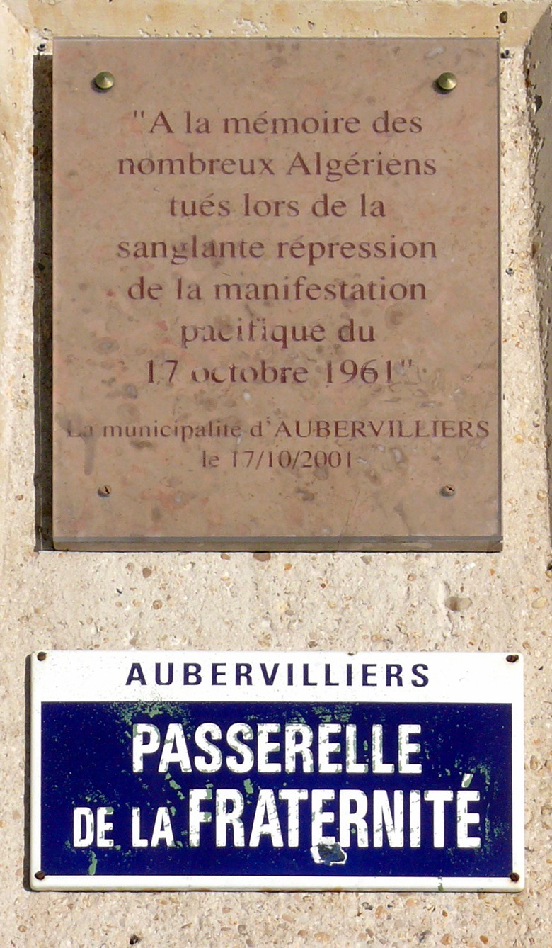 Aubervilliers_passerelle_de_la_fraternité_&_plaque_retuschiert